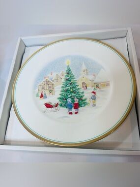 Mikasa  Dinner Plate Merry Christmas (pattern CAF02) New In Box